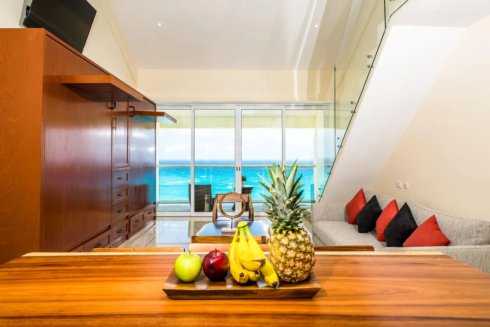 Sala y comedor con vista al mar Caribe del Penthouse 3B en Salvia, Zona Hotelera de Cancún