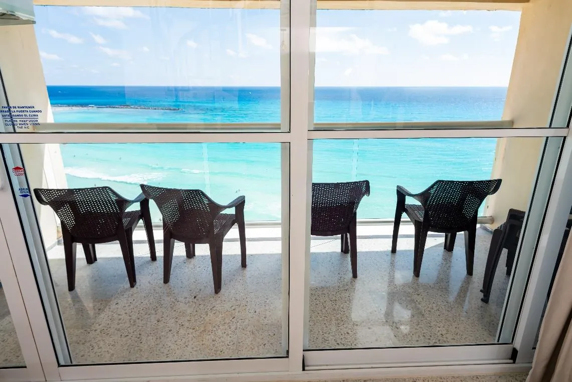 Balcón con vista frontal al mar Caribe del Penthouse 2A en Salvia, Zona Hotelera de Cancún