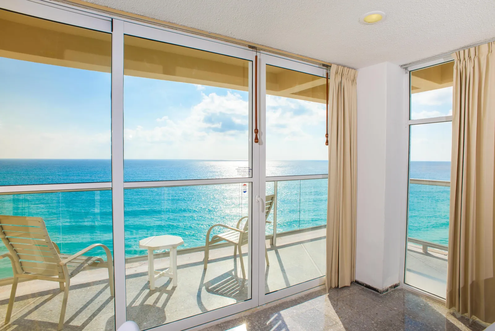 Balcón con vista al mar Caribe del departamento 604AB en Salvia, Zona Hotelera de Cancún